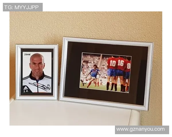 足球球星经典瞬间画框展示揭示他们无与伦比的荣耀与奋斗历程 足球球星经典瞬间画框展示揭示他们无与伦比的荣耀与奋斗历程